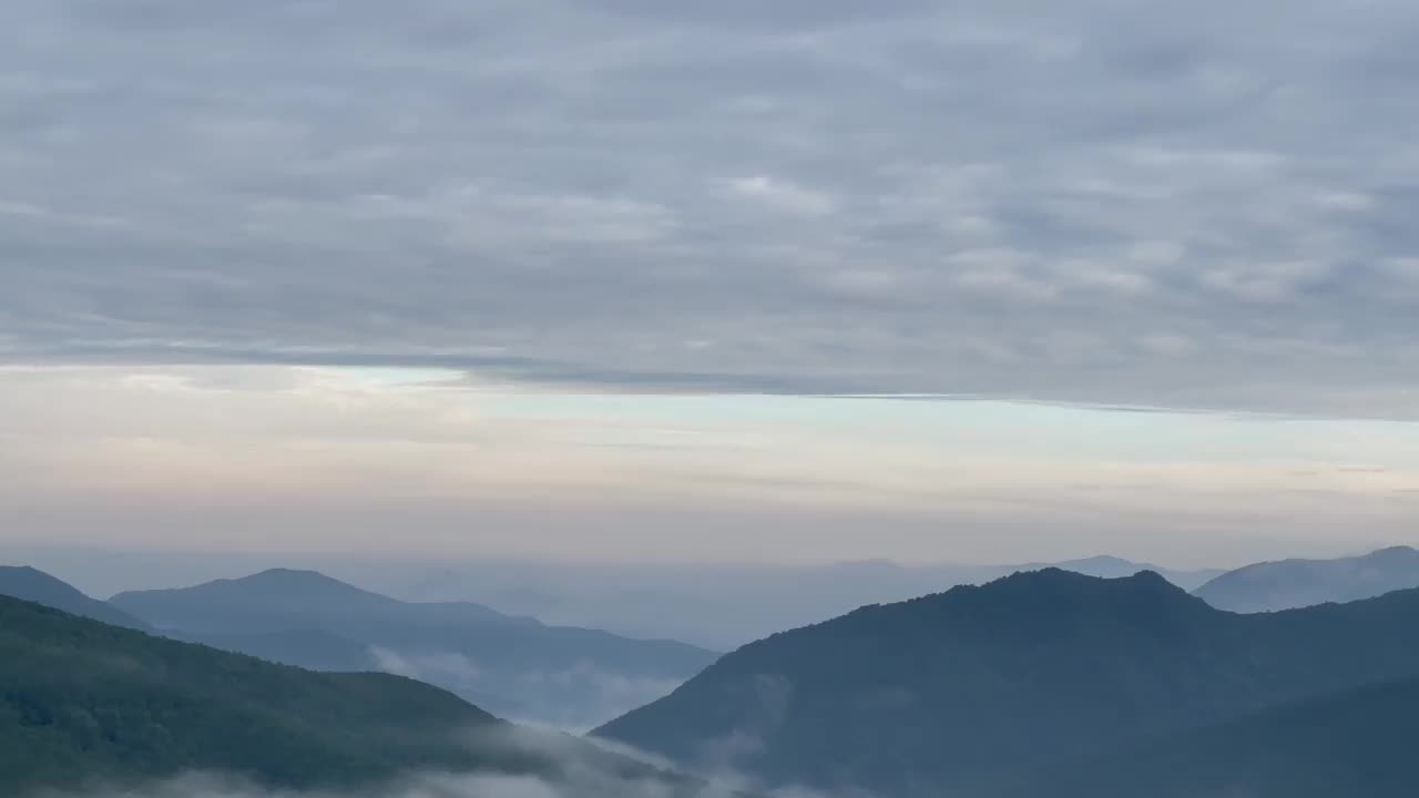 黎明时分云雾缭绕的美丽山景视频下载