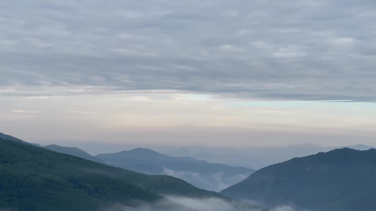 黎明时分云雾缭绕的美丽山景视频下载