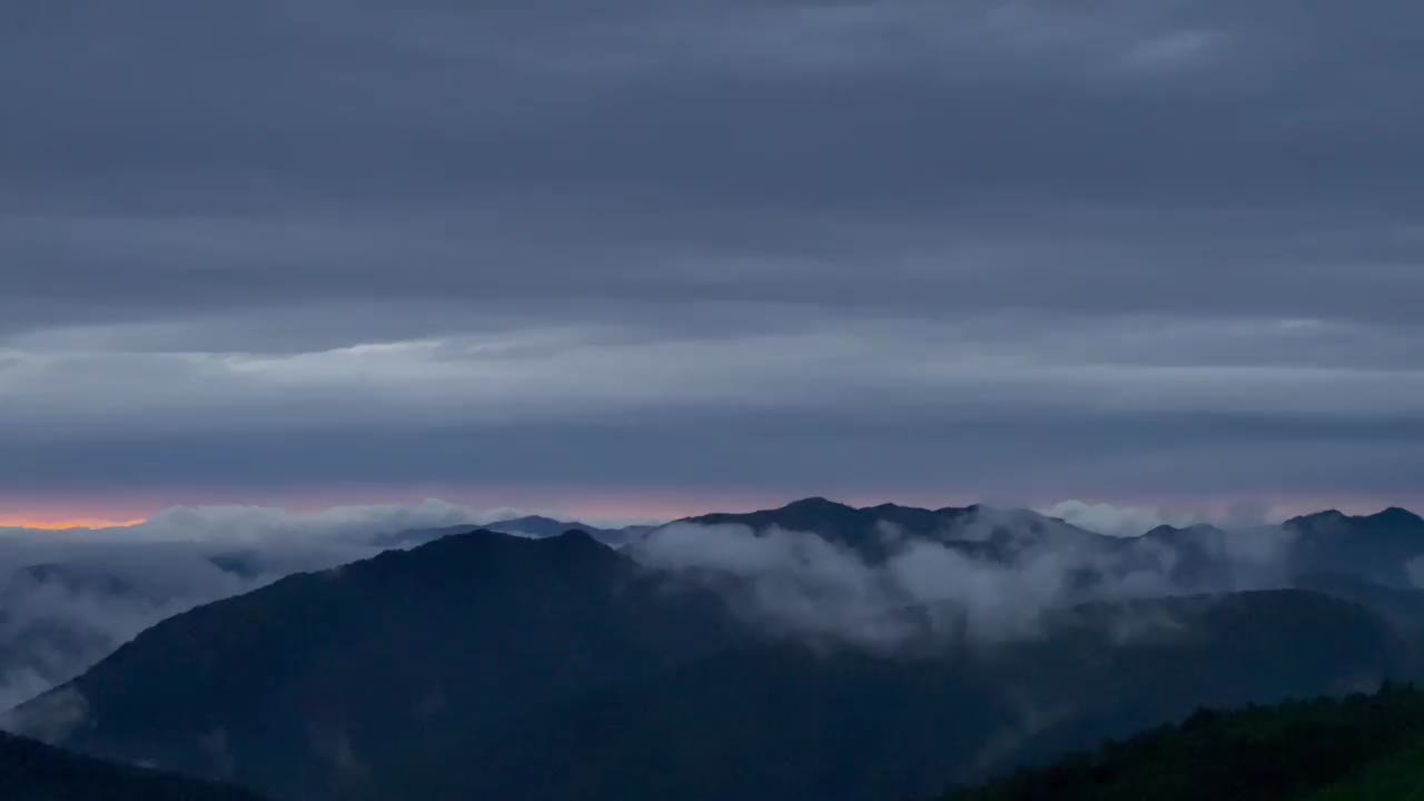 日落时山上的云朵视频素材