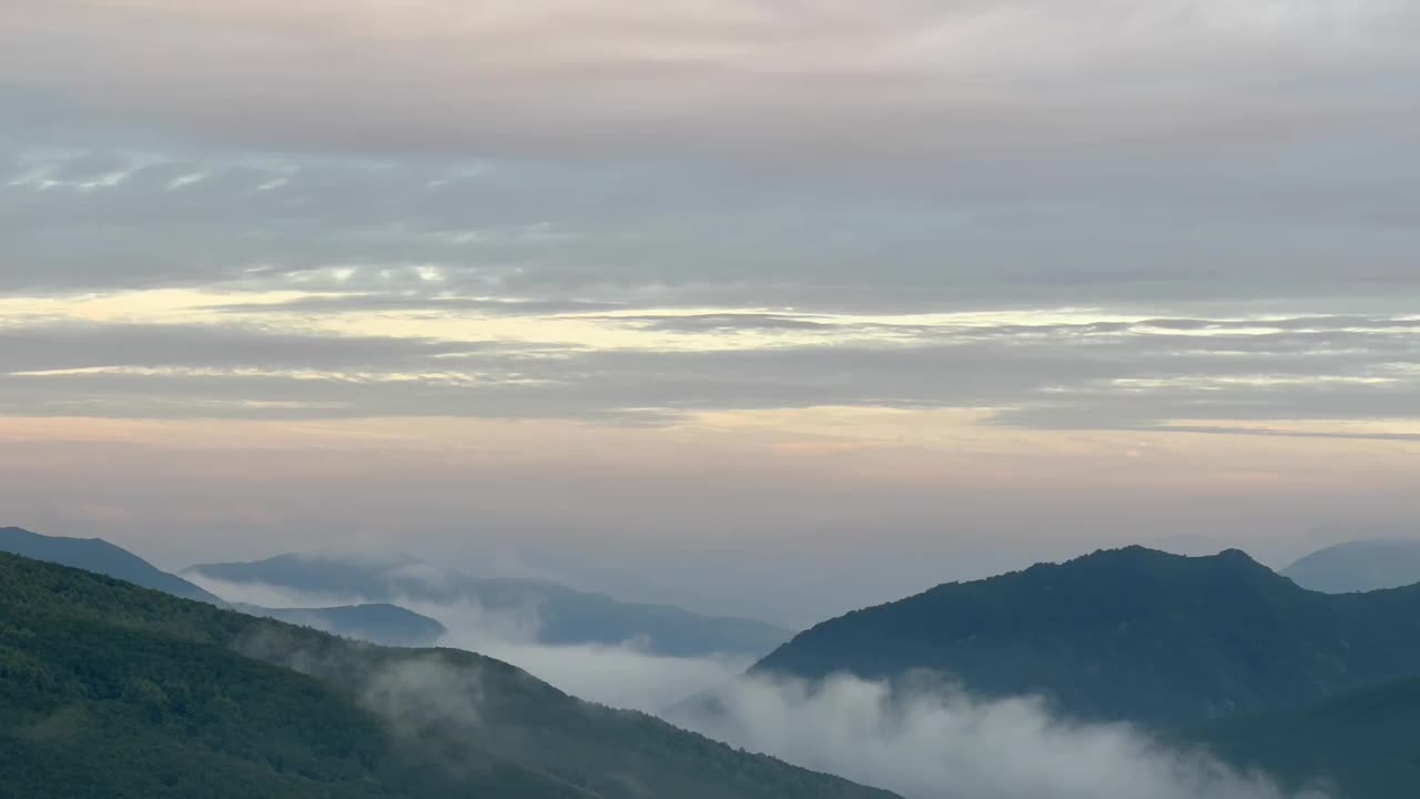 黎明时分云雾缭绕的美丽山景视频下载