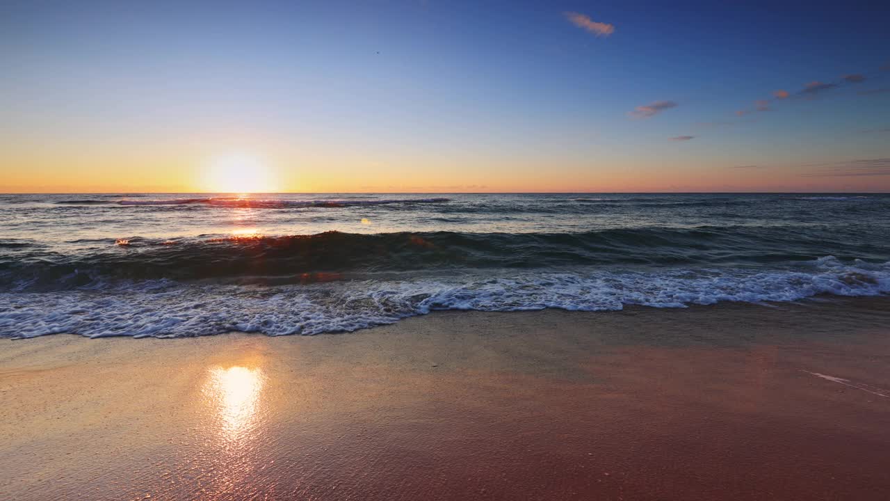 戏剧性的云景在日出的海浪和异国情调的热带海滩。视频素材