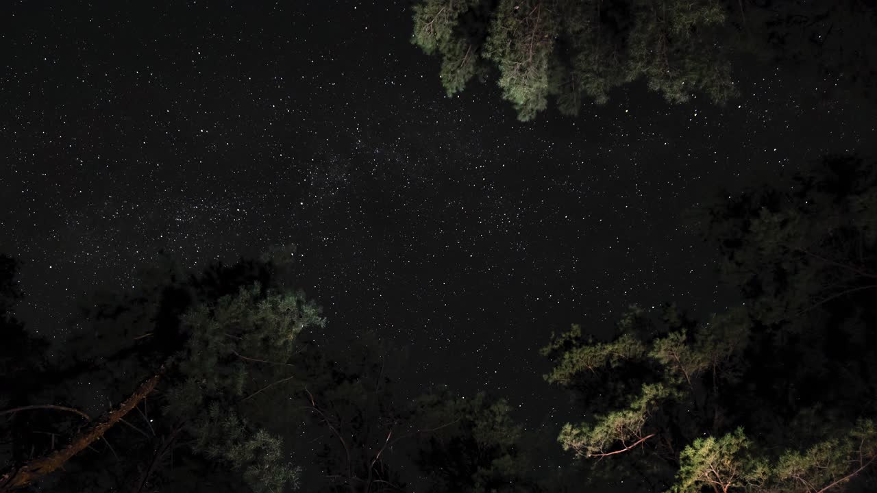 夜空中移动的星星的时间间隔视频素材