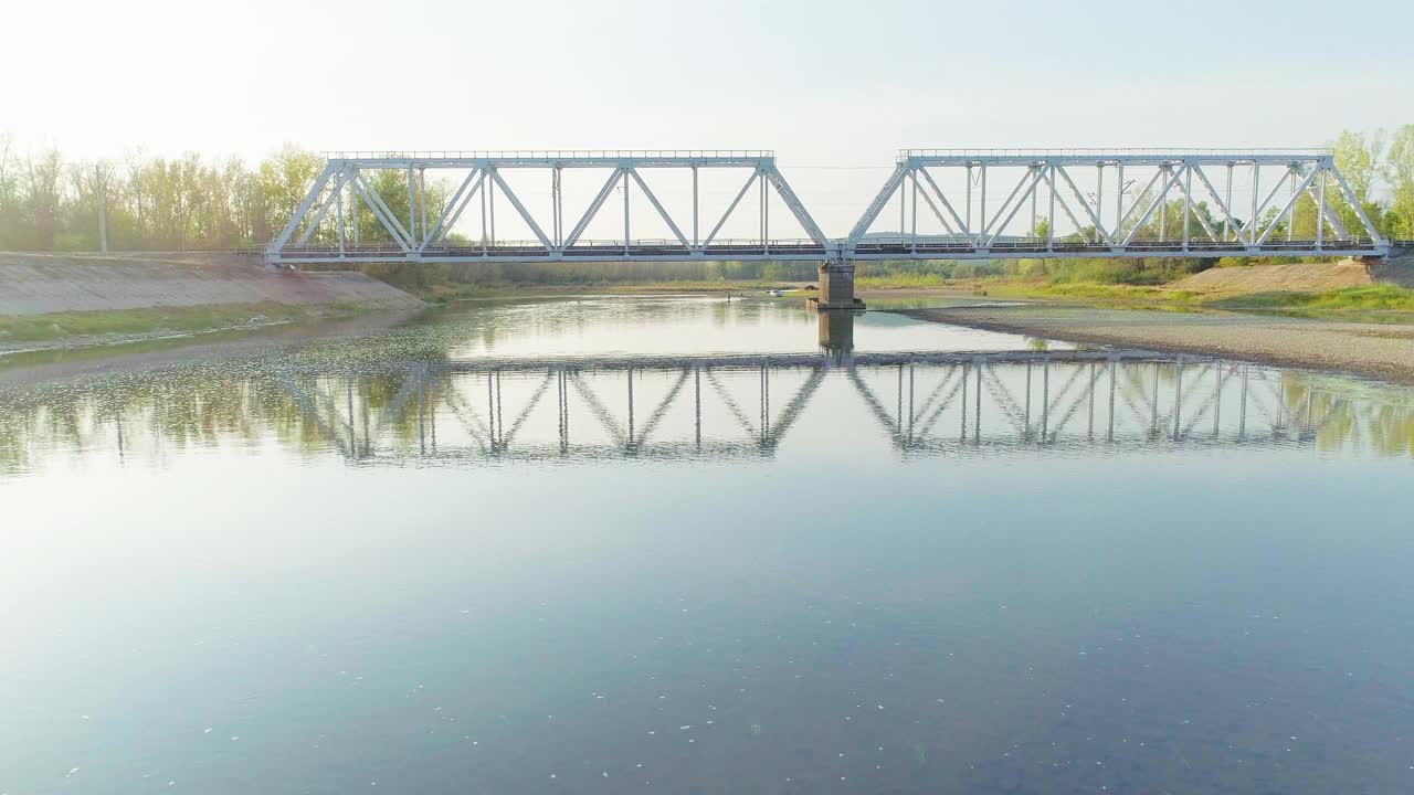 空中拍摄的山间河上铁路桥视频素材