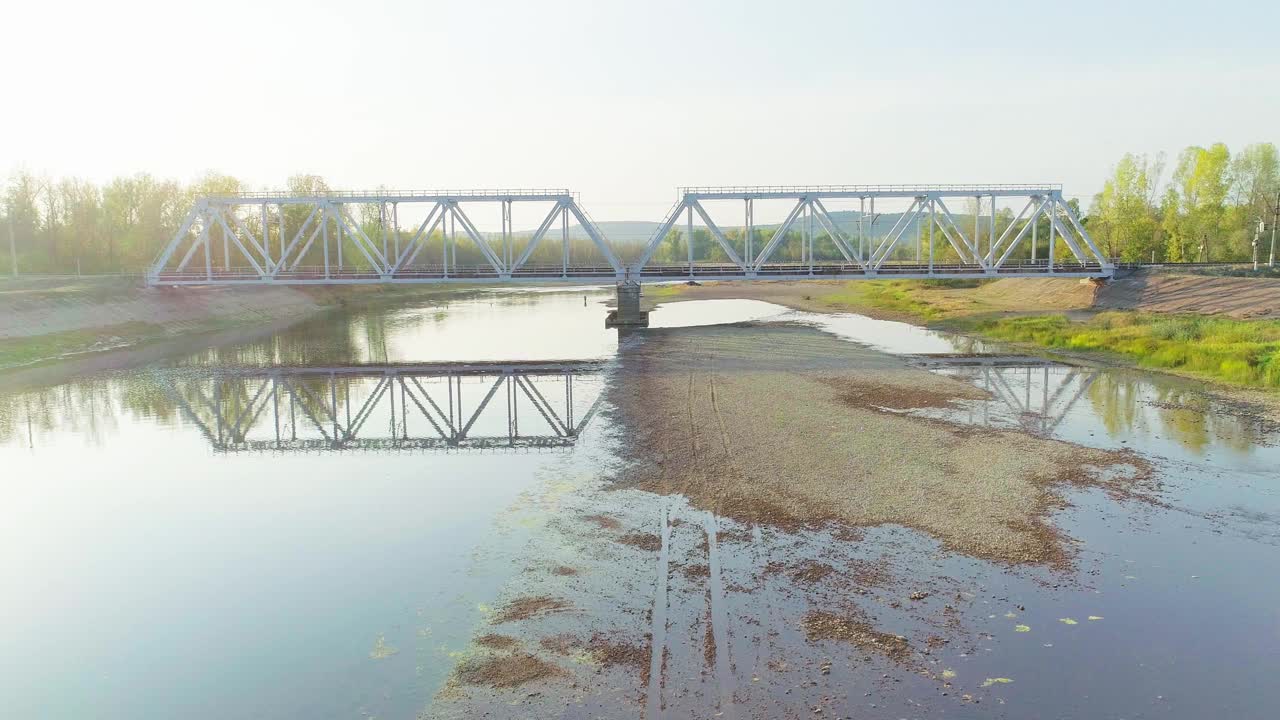 空中拍摄的山间河上铁路桥视频素材