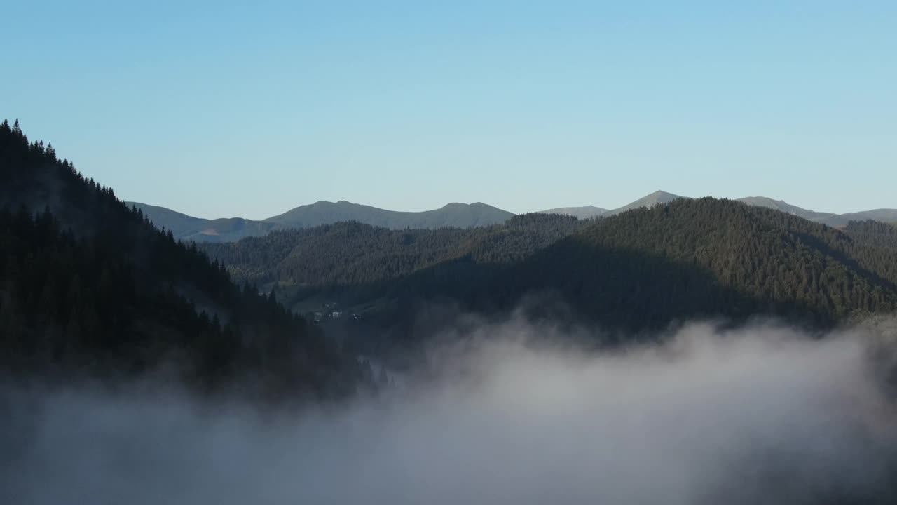 在平静的山顶上飞过浓雾。高峰，美妙的早晨，日出，自然景观。大自然灵感的概念。鼓舞人心的旅行欲望和激励视频的旅游目的地视频素材