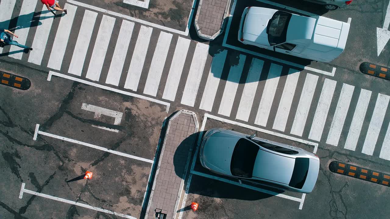 停车场顶视图里有很多车。停在商店附近，从无人机上看。视频素材