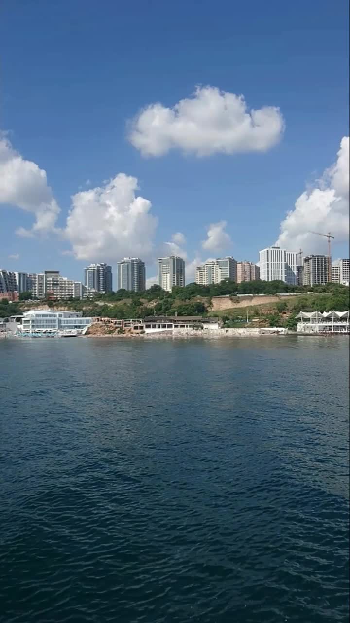 从帆船上俯瞰大海。蓝色平静的背景。视频素材