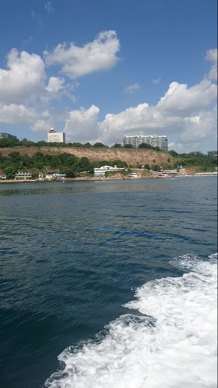 从帆船上俯瞰大海。蓝色平静的背景。视频素材