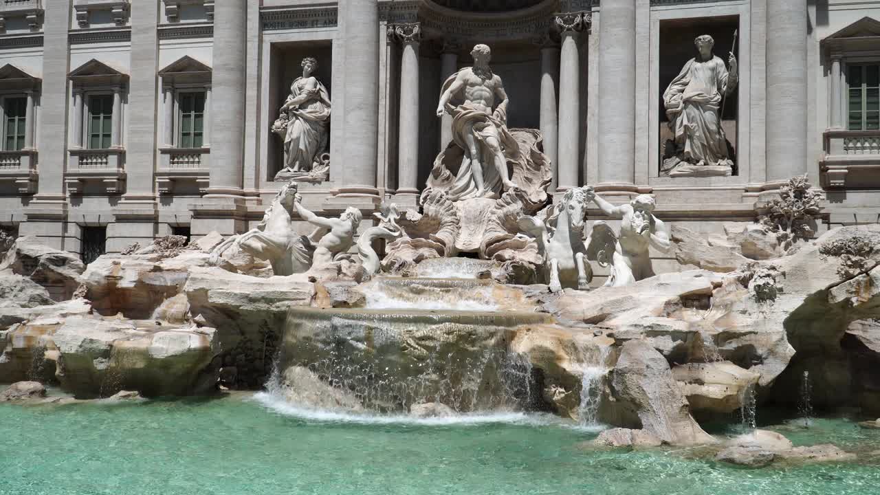 意大利罗马城著名的特莱维喷泉和波利宫(意大利语:Fontana di Trevi)视频素材