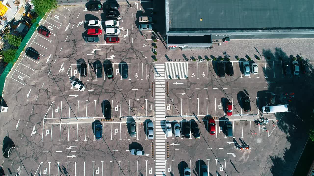 跨越停车场与汽车，停车附近的商店顶视图视频素材