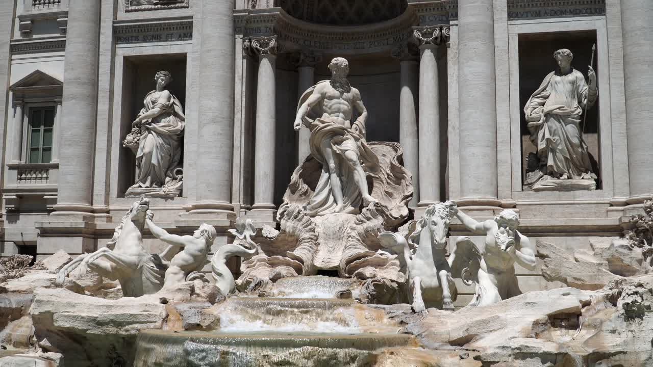 意大利罗马城著名的特莱维喷泉和波利宫(意大利语:Fontana di Trevi)视频素材