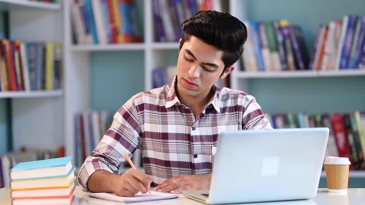 学生在图书馆视频素材