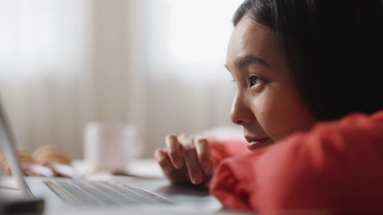 亚洲女人在看笔记本电脑视频素材