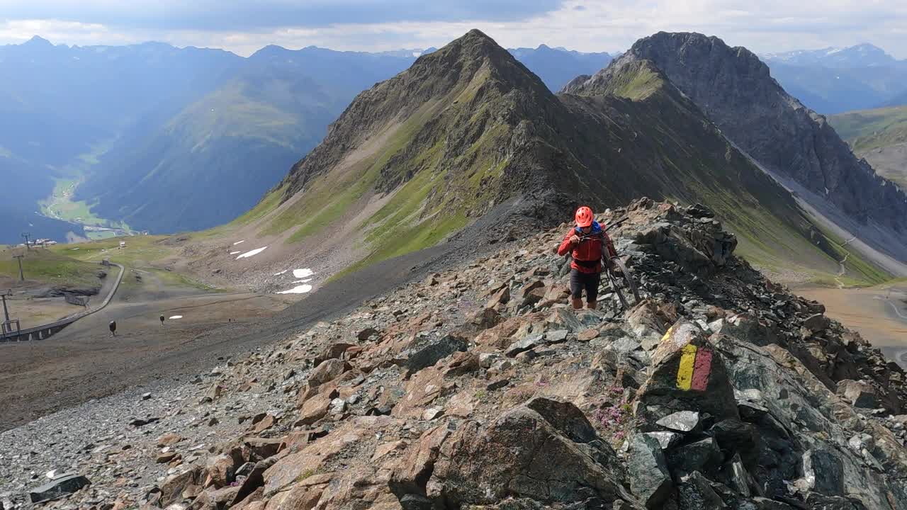 男性山地自行车手在岩石山脊上骑自行车视频素材