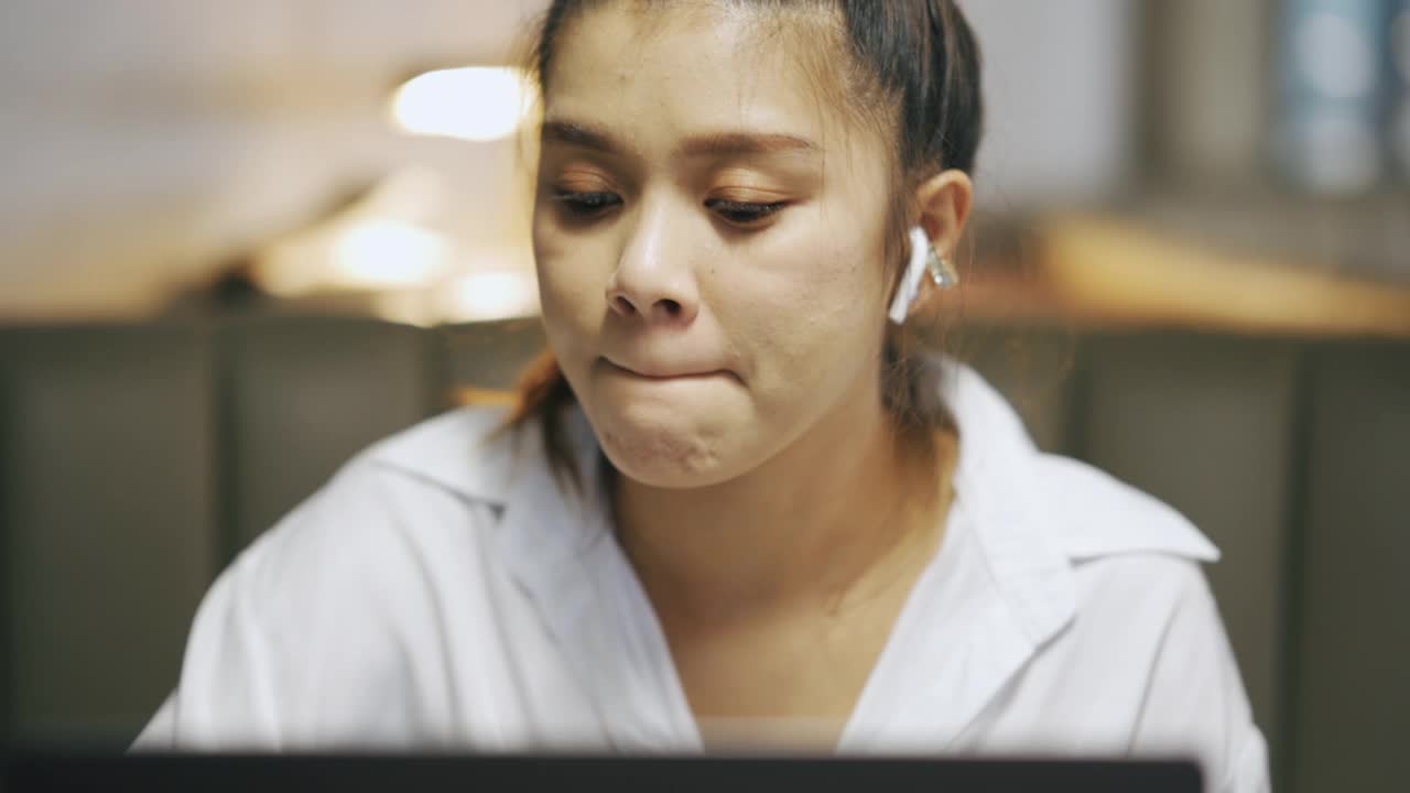 快乐的亚洲女人使用笔记本电脑通过电话会议交流。视频素材