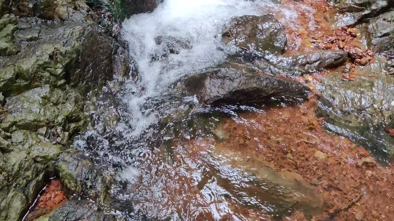 水从绿色旅游地印度之间的岩石中落下视频素材