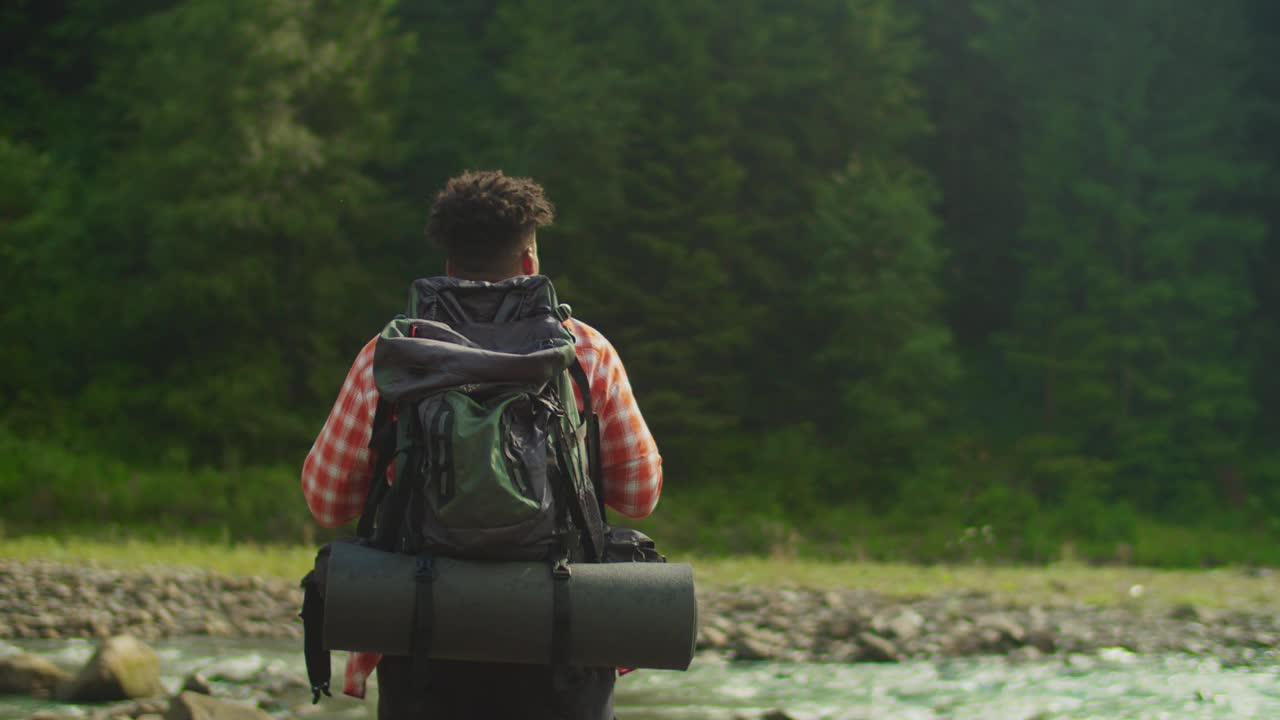 英俊的黑人男性背包客的肖像享受风景山自然的长途跋涉视频素材