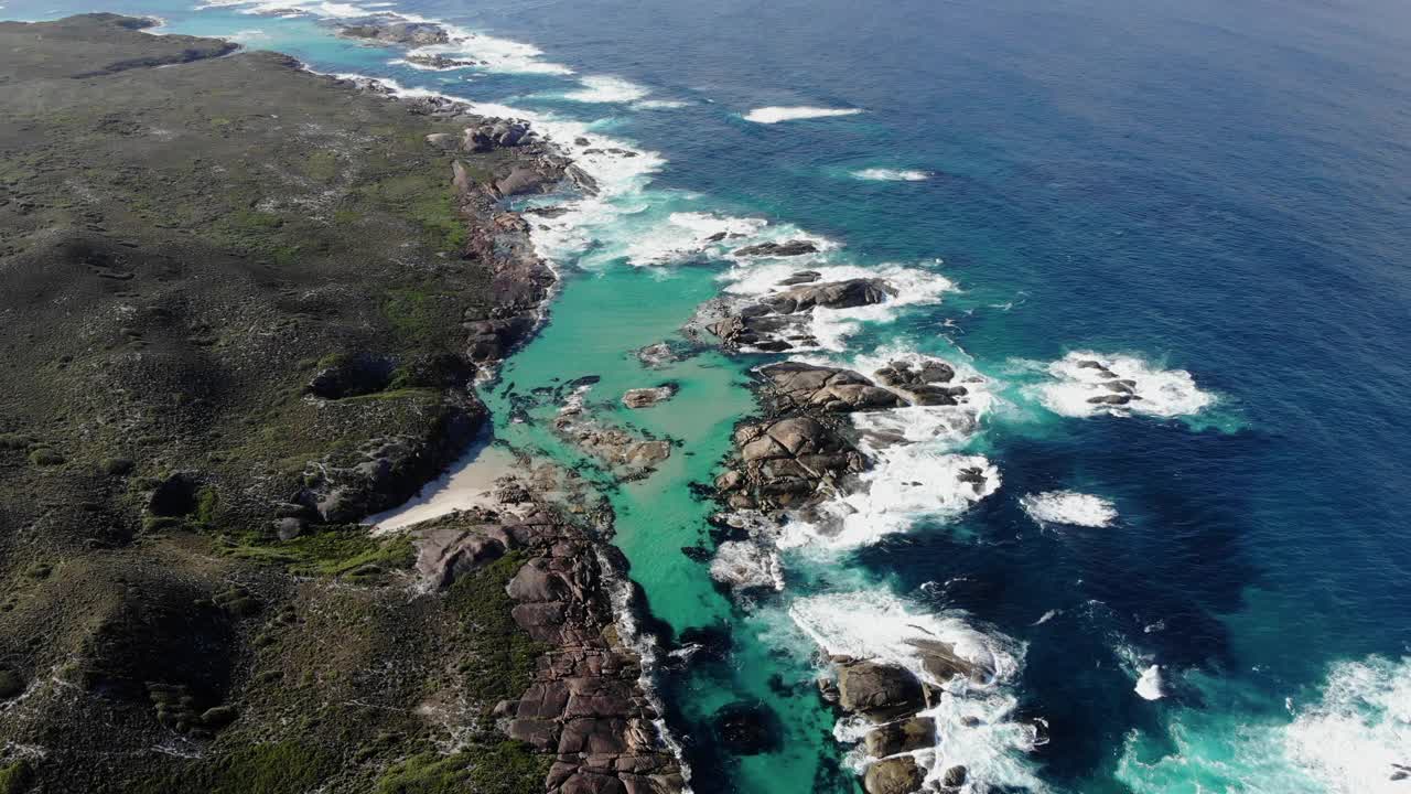 鸟瞰俯视图4k视频由无人机海浪打破海滩和岩石，美丽的海景。视频素材