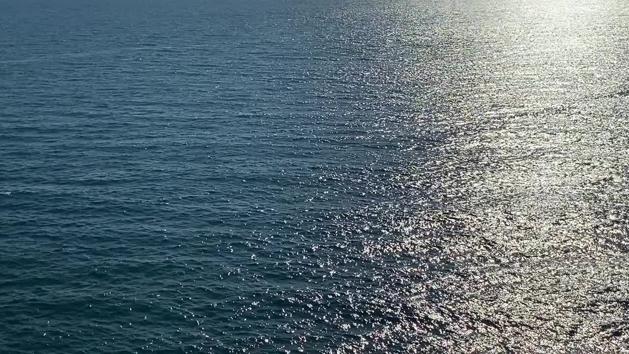 闪亮的海水荡漾着水面。阳光。晚上美丽的海景。闪闪发光的海水。视频素材