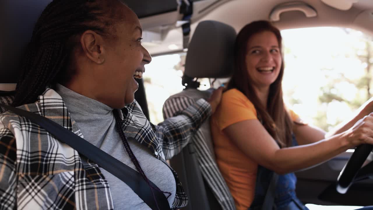 老年妇女上路带迷你露营车-旅行、度假和多种族的人的概念视频素材