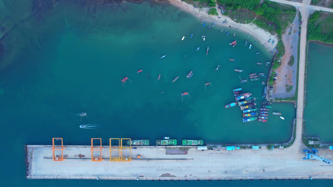 它是一个半圆形的小海湾。当大海平静时，你可以看到清澈的蓝色大海。视频素材