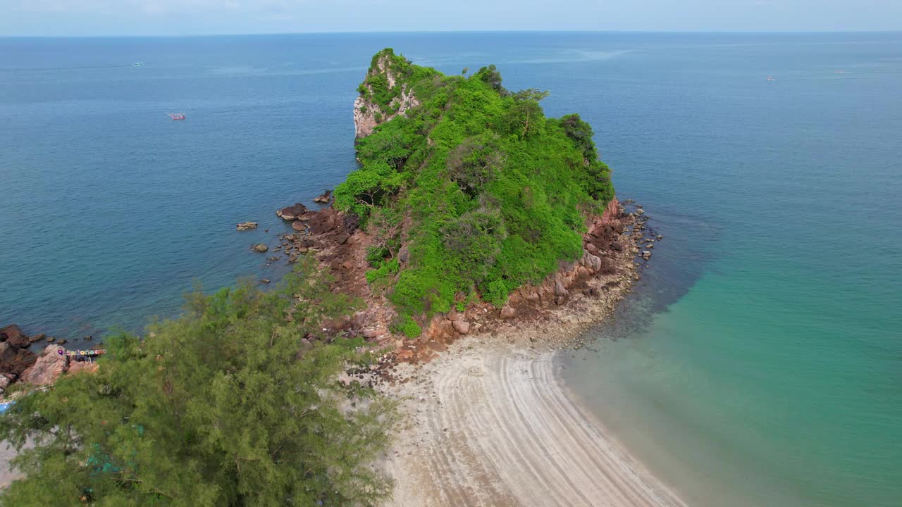 它是一个半圆形的小海湾。当大海平静时，你可以看到清澈的蓝色大海。视频素材