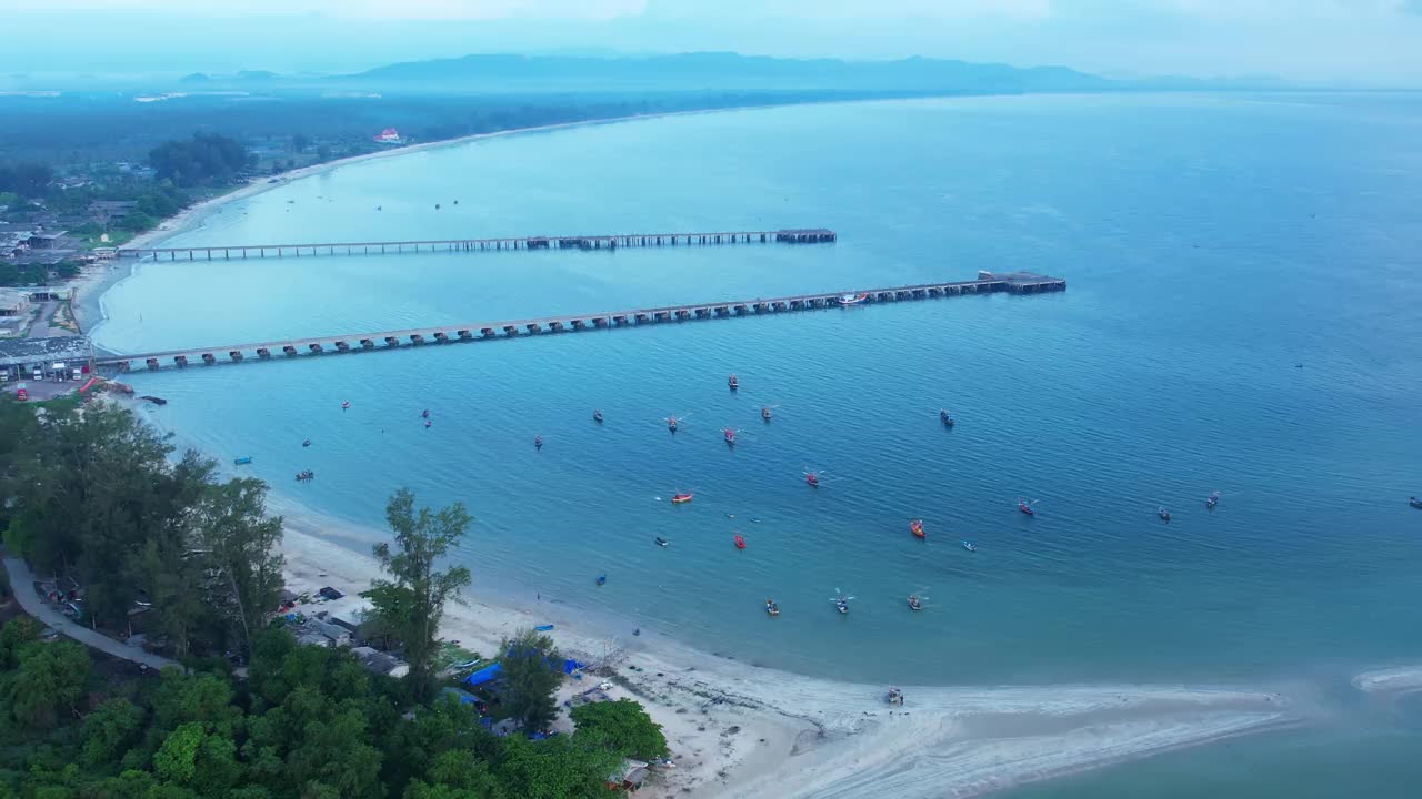 它是一个半圆形的小海湾。当大海平静时，你可以看到清澈的蓝色大海。视频素材