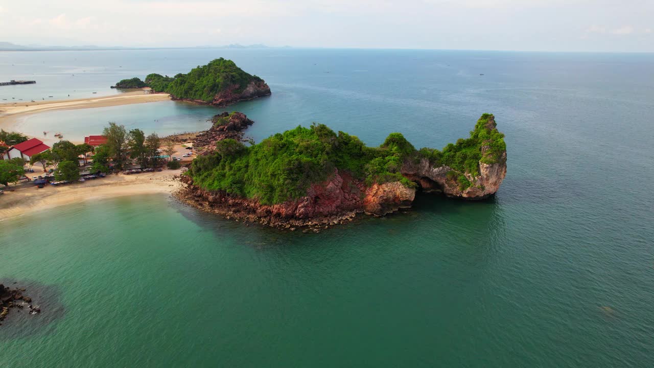 它是一个半圆形的小海湾。当大海平静时，你可以看到清澈的蓝色大海。视频素材