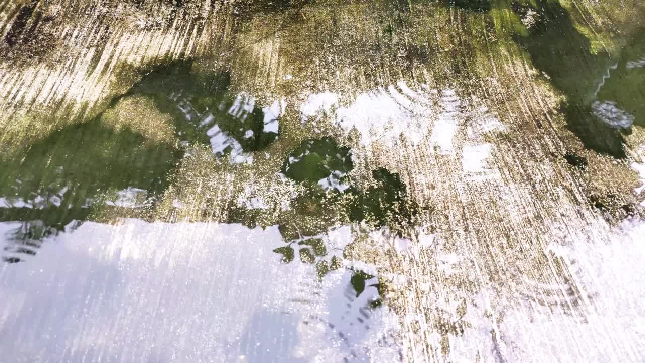 淅淅沥沥的雨点打在长满青苔的水泥地上，淅沥细雨，近了视频素材