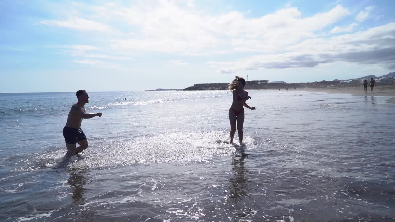 幸福的年轻夫妇在海上度假视频素材