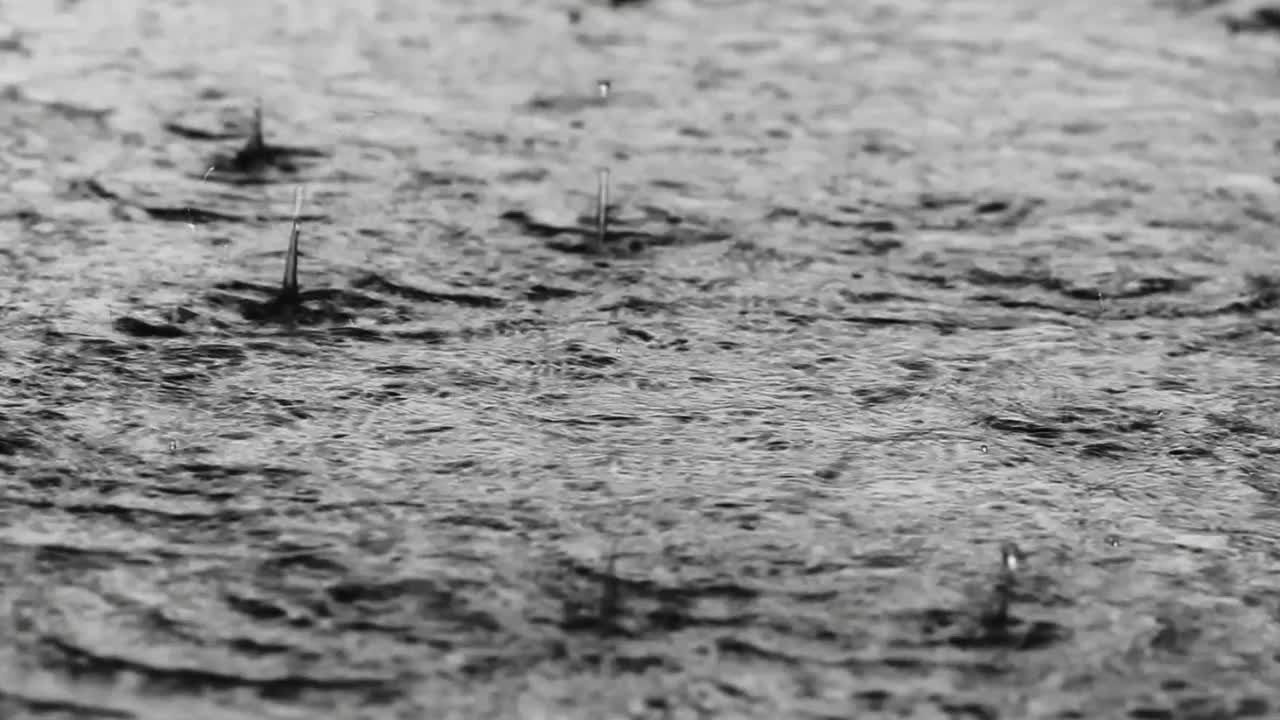 靠近，雨滴和反射在地板上。视频素材