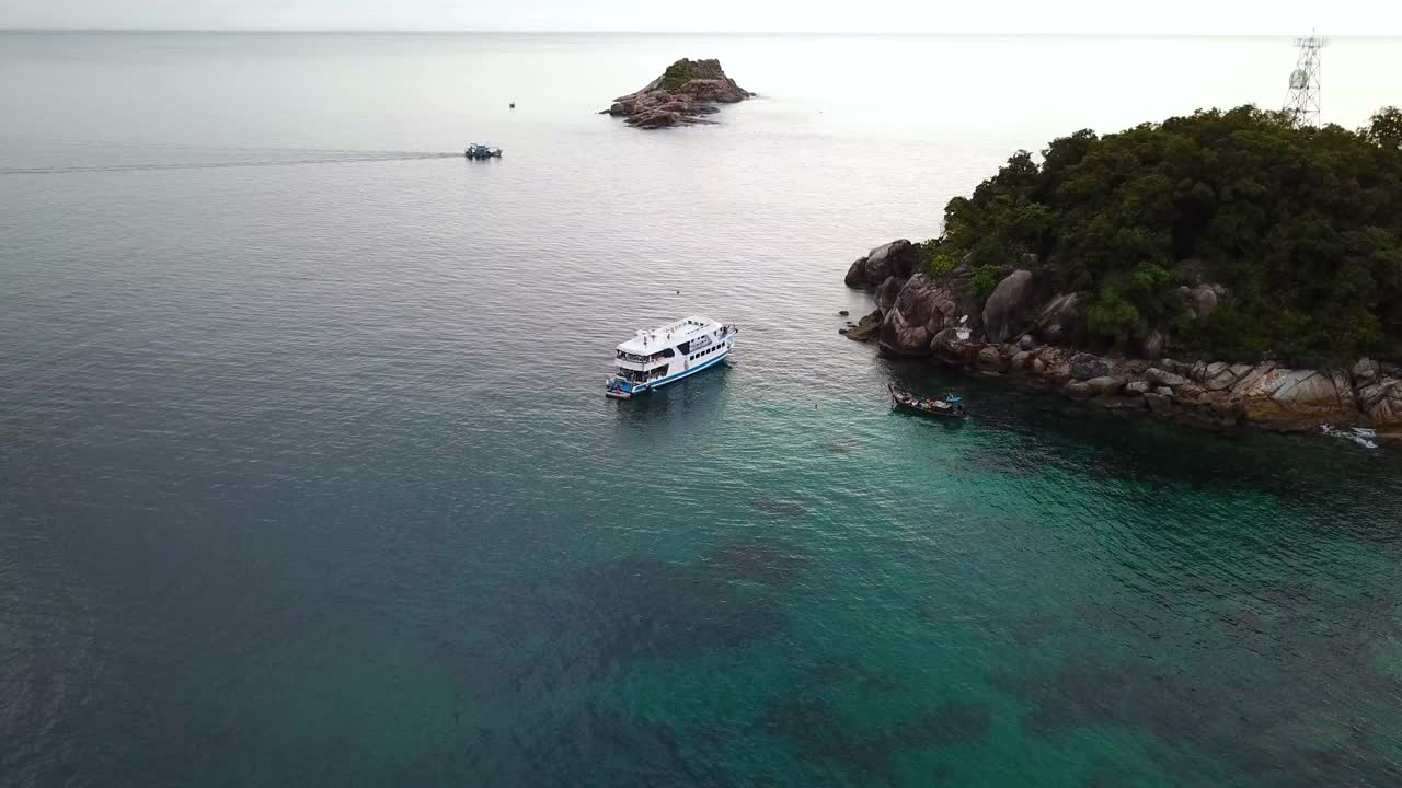 鸟瞰热带小岛附近的里佩岛，清澈的海水与船，沙屯，泰国。热带旅行概念。视频素材