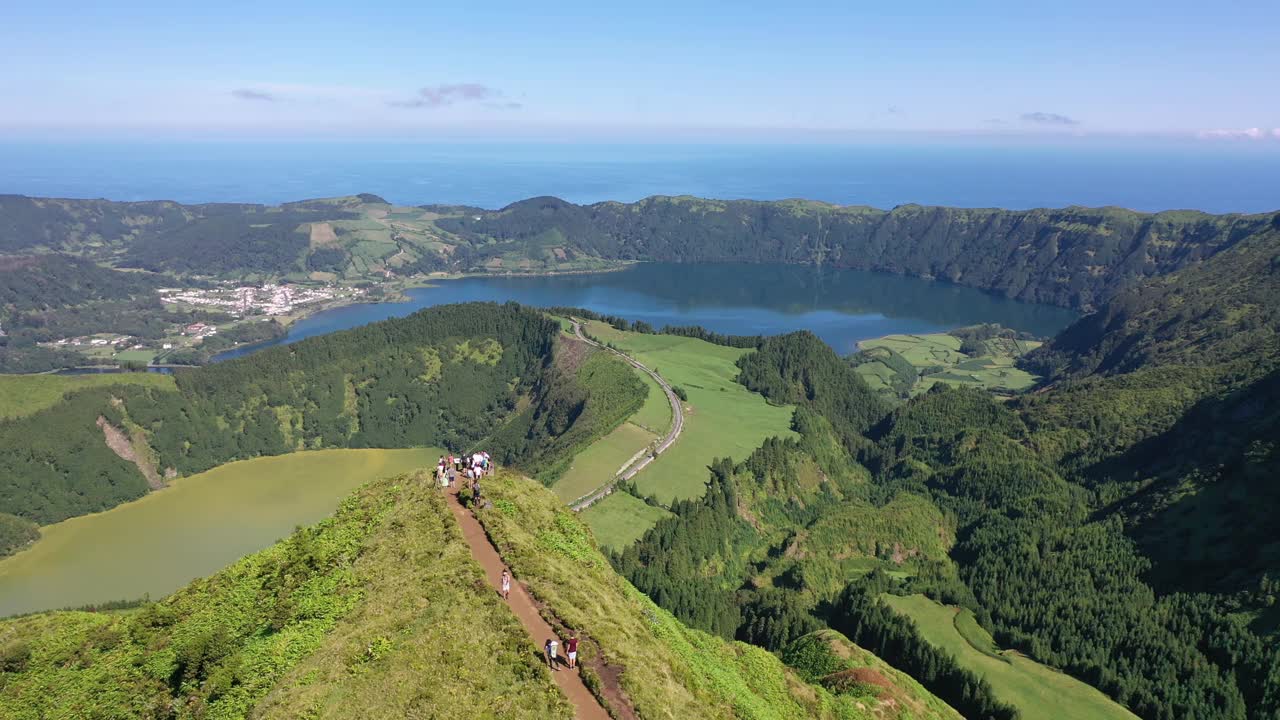 葡萄牙，亚速尔群岛，Sao Miguel岛，Sete Cidades, Boca do Inferno的观点，在Lagoa Santiago和Lagoa Azul火山口湖的观点。鸟瞰图视频素材