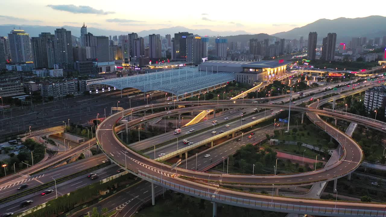 城市高架立交桥夜景大角度实时拍摄视频素材