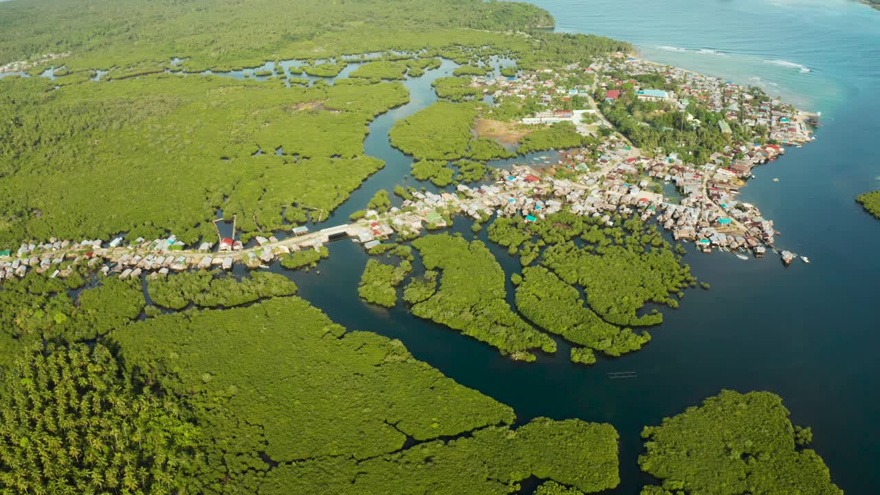 鸟瞰图小镇位于红树林中。Siargao、菲律宾视频素材