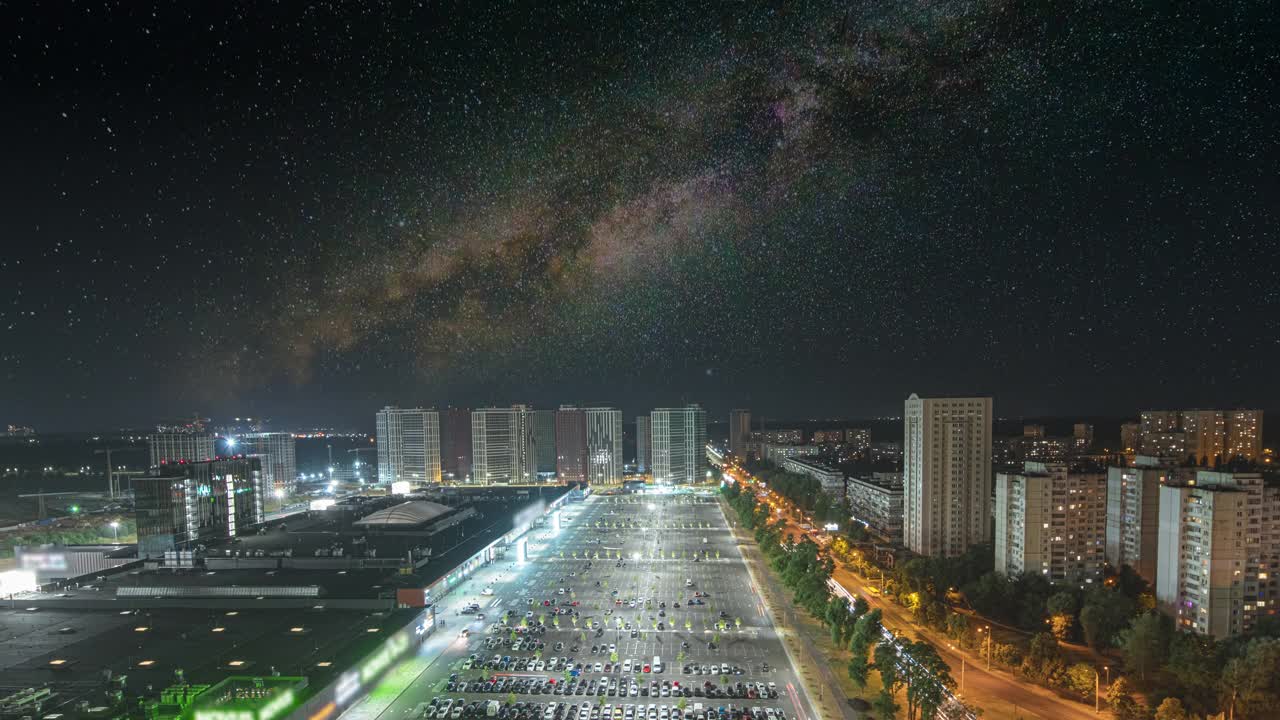 以星空为背景的夜城。时间流逝视频素材