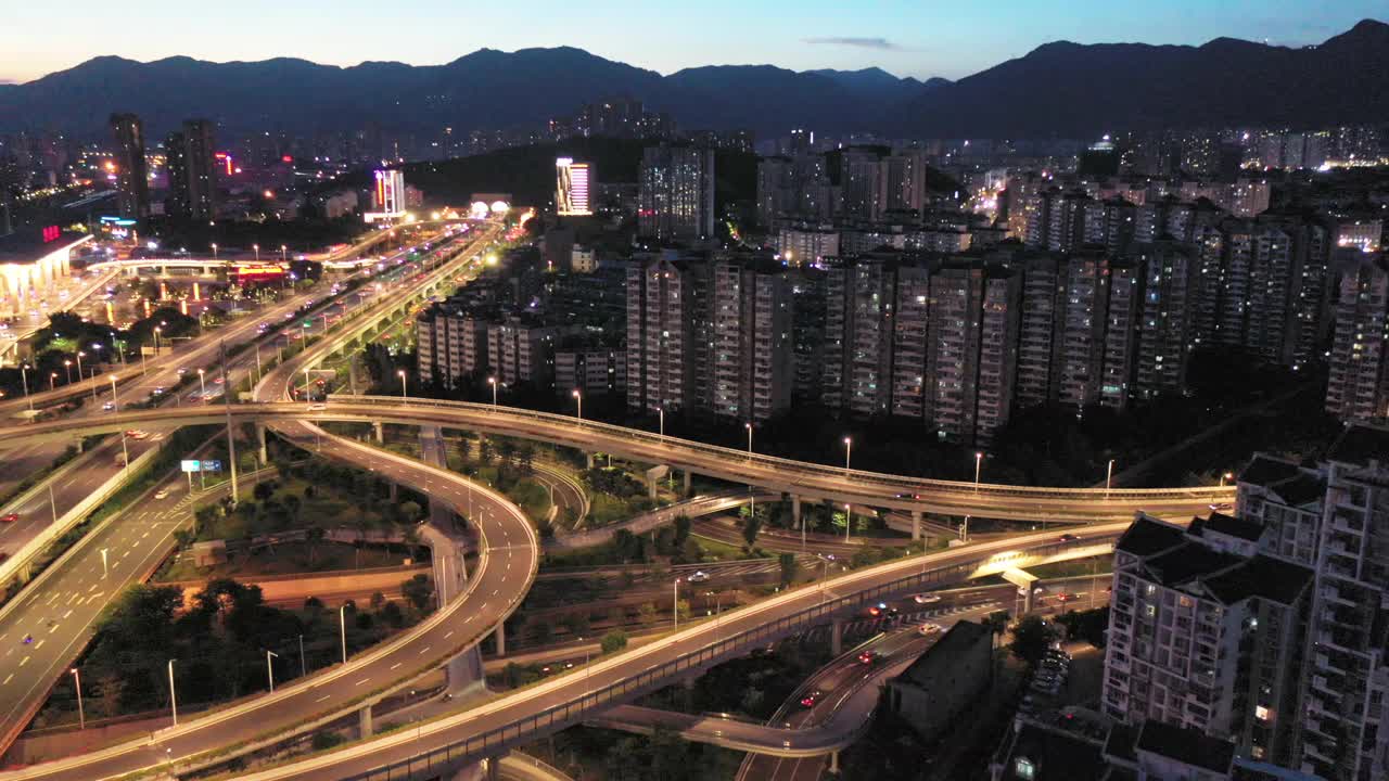 夜景鸟瞰城市的立交桥视频素材