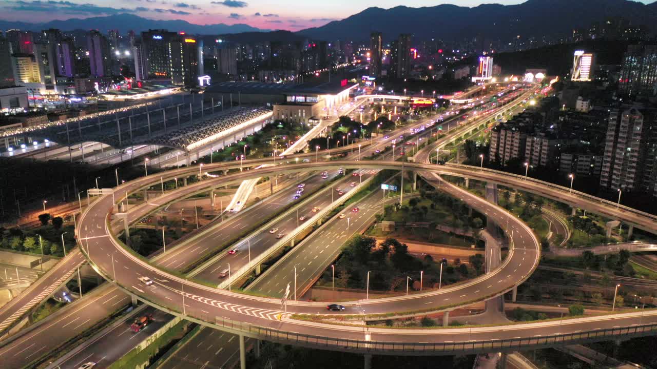 夜景鸟瞰这座城市宏伟的立交桥视频素材