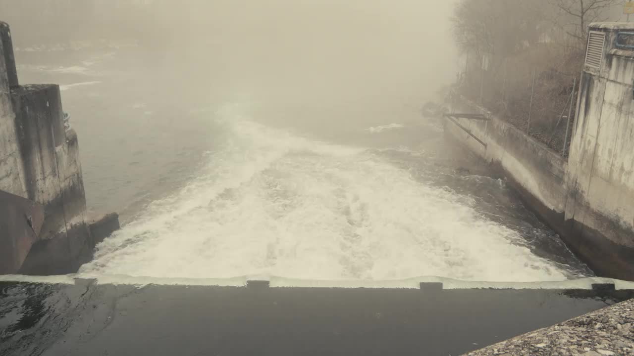 河水在河坝上淤积。水从水库中流出。视频素材