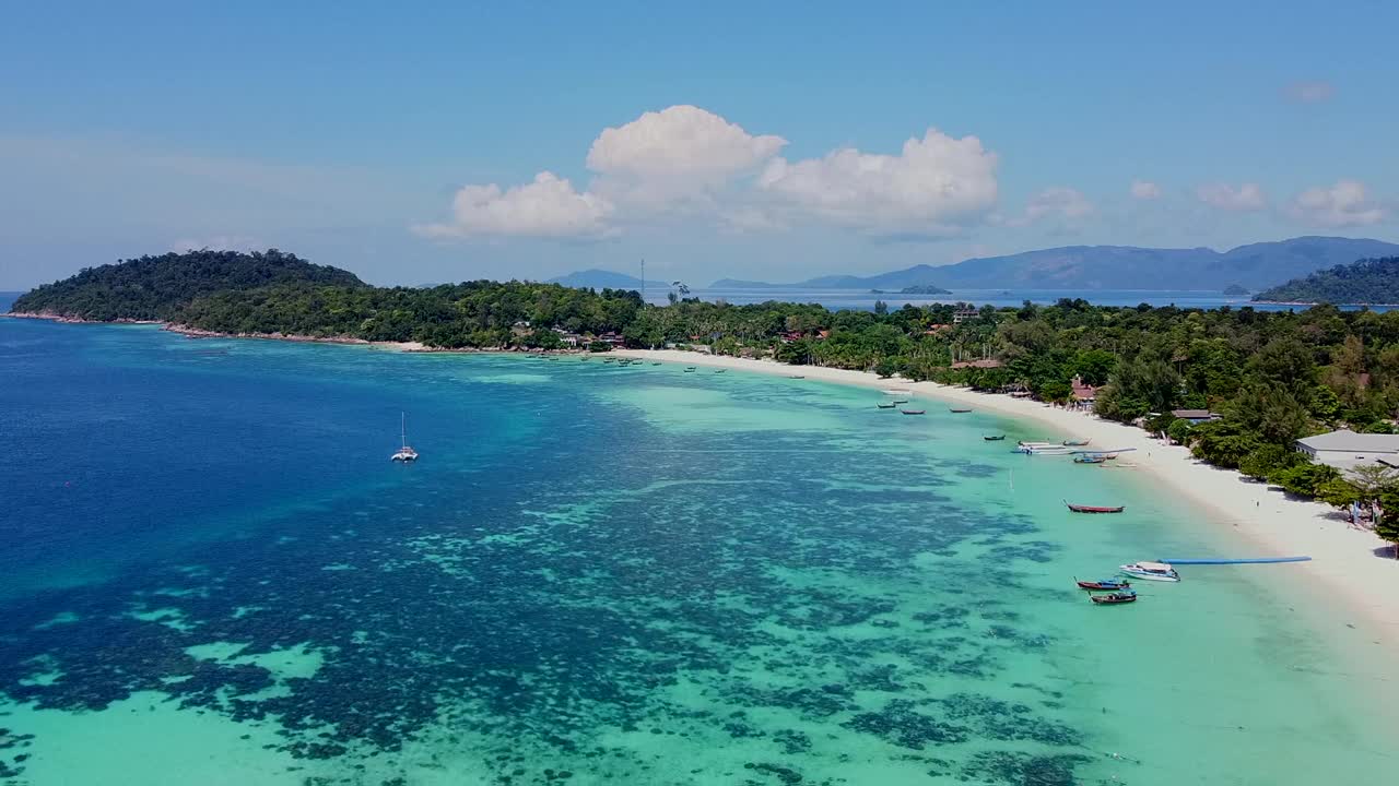 空中无人机在泰国的热带Koh Lipe岛，惊人的蓝色海水视频素材