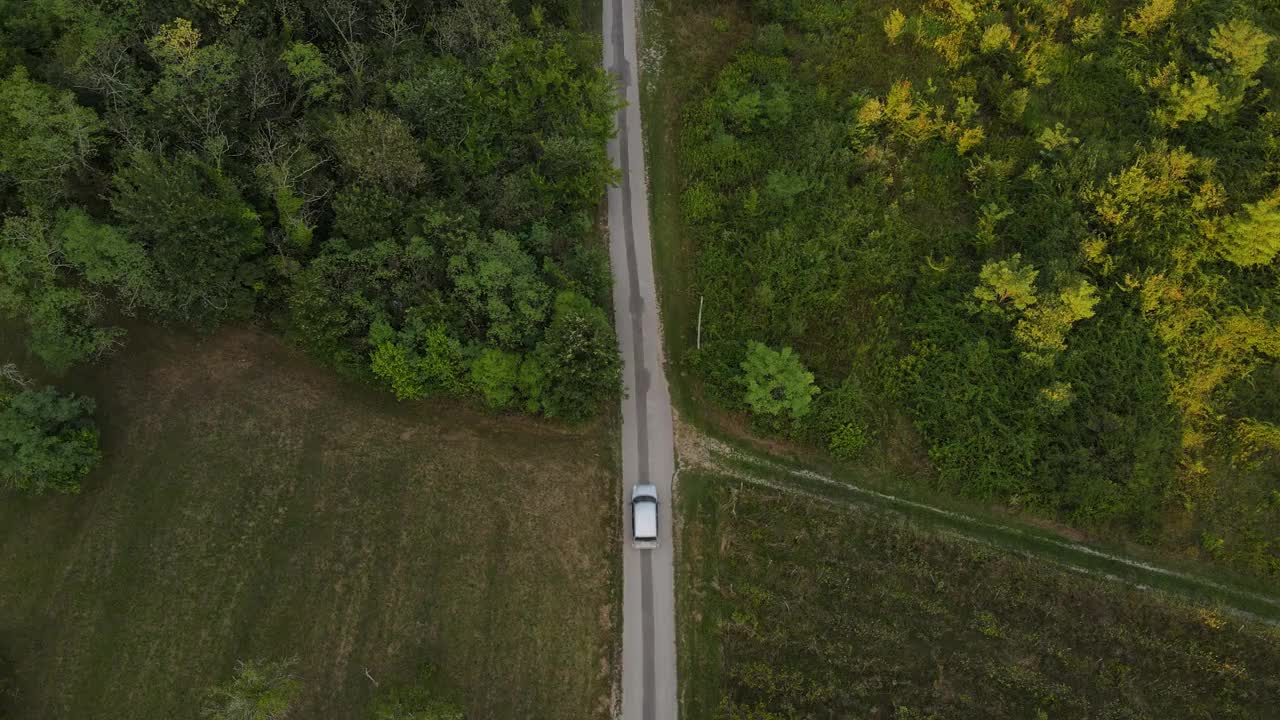 汽车在乡村道路上行驶的鸟瞰图蒙太奇视频素材