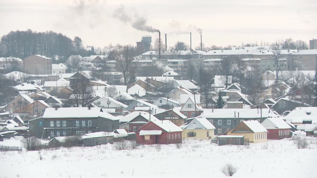 俄罗斯的一个偏远小镇在冬天的雪地里视频素材