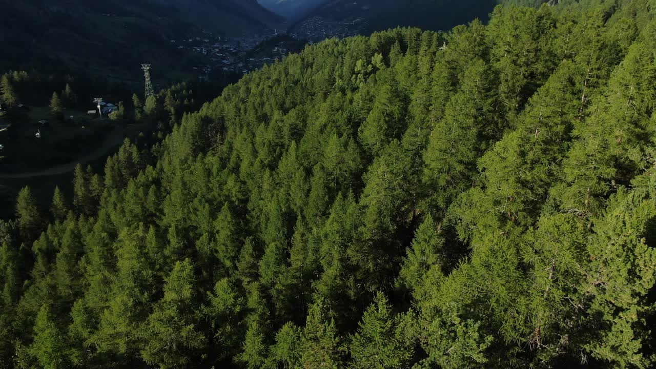 无人机在瑞士马特洪峰附近的泽马特村上空拍摄视频素材