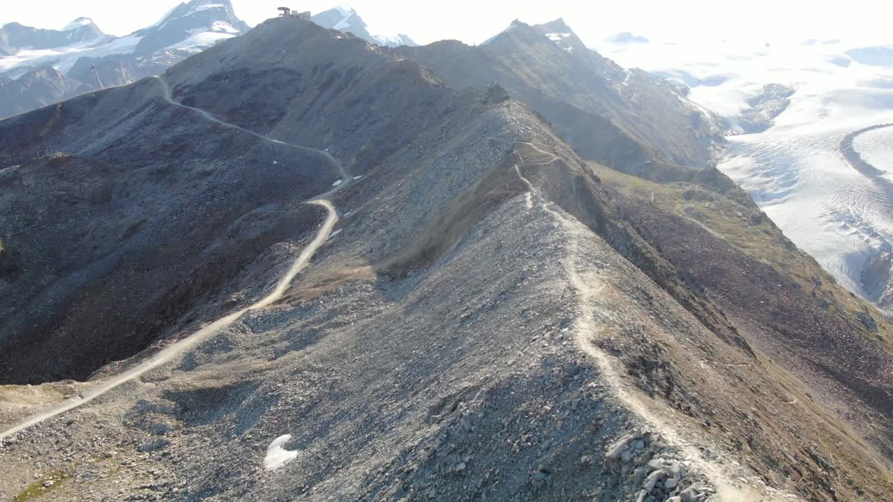 无人机拍摄的岩石山路，后面是蒙特罗萨冰川视频素材