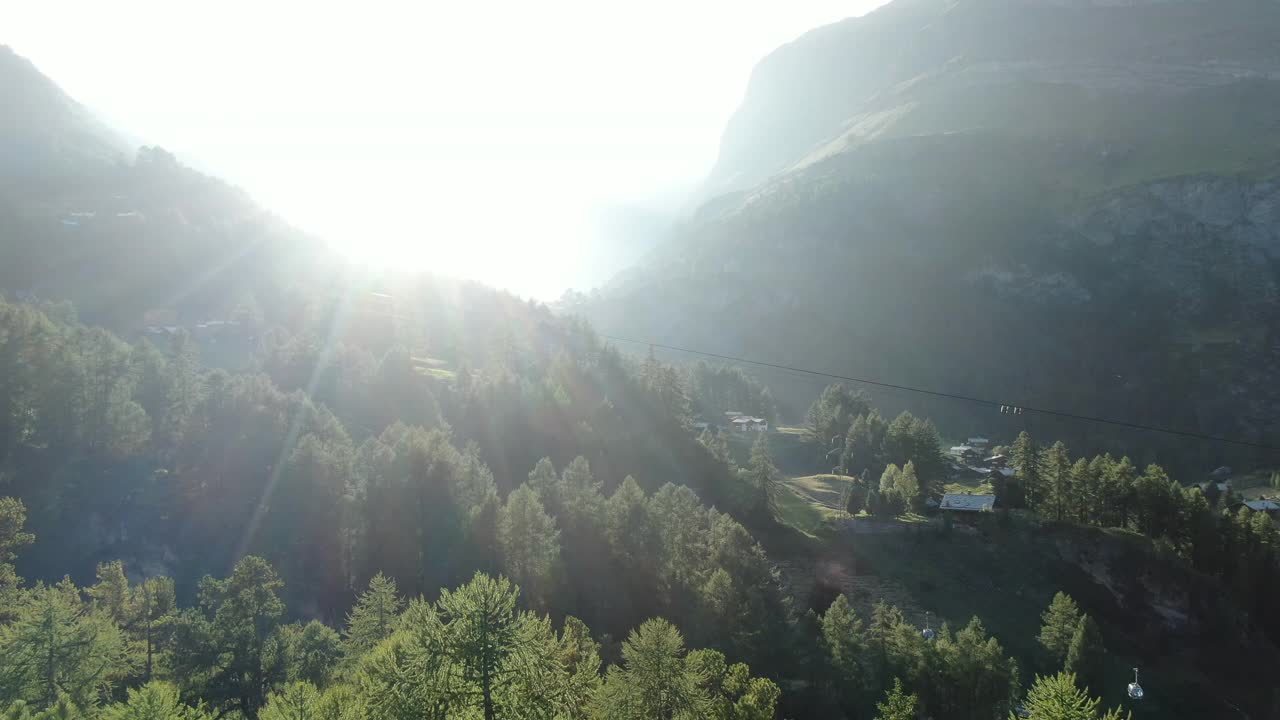 无人机拍摄的一名年轻女性徒步旅行者在山上露出地表的岩石上自由姿势视频素材