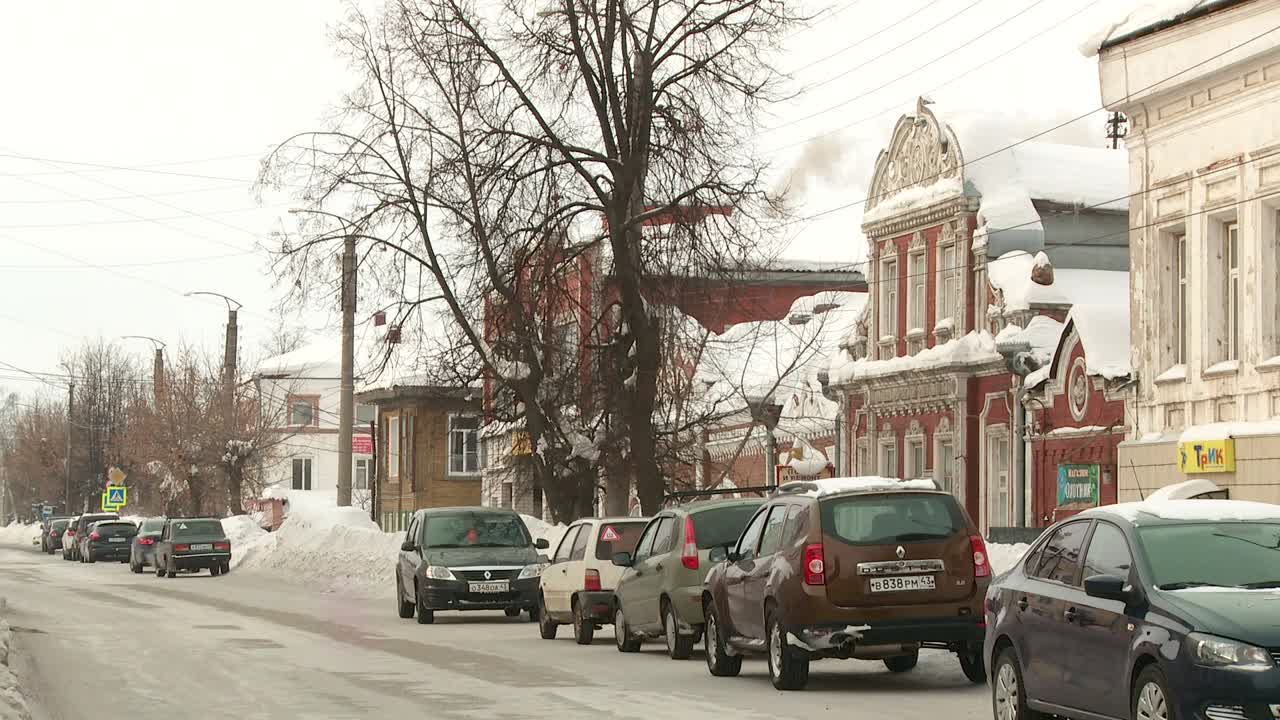 俄罗斯的一个偏远小镇在冬天的雪地里视频素材