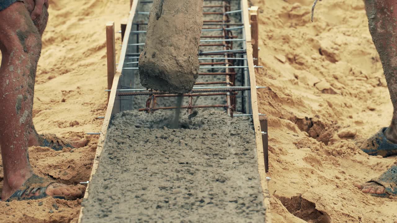 用自动泵浇筑水泥或混凝土，施工现场用钢筋格栅基础，开始新建房屋建筑施工视频素材