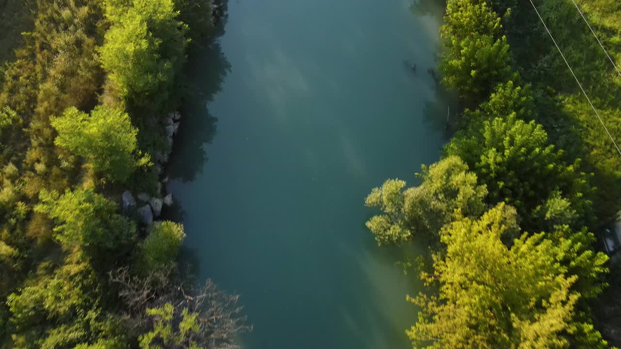 高角度视角倾斜的河流在日落视频素材