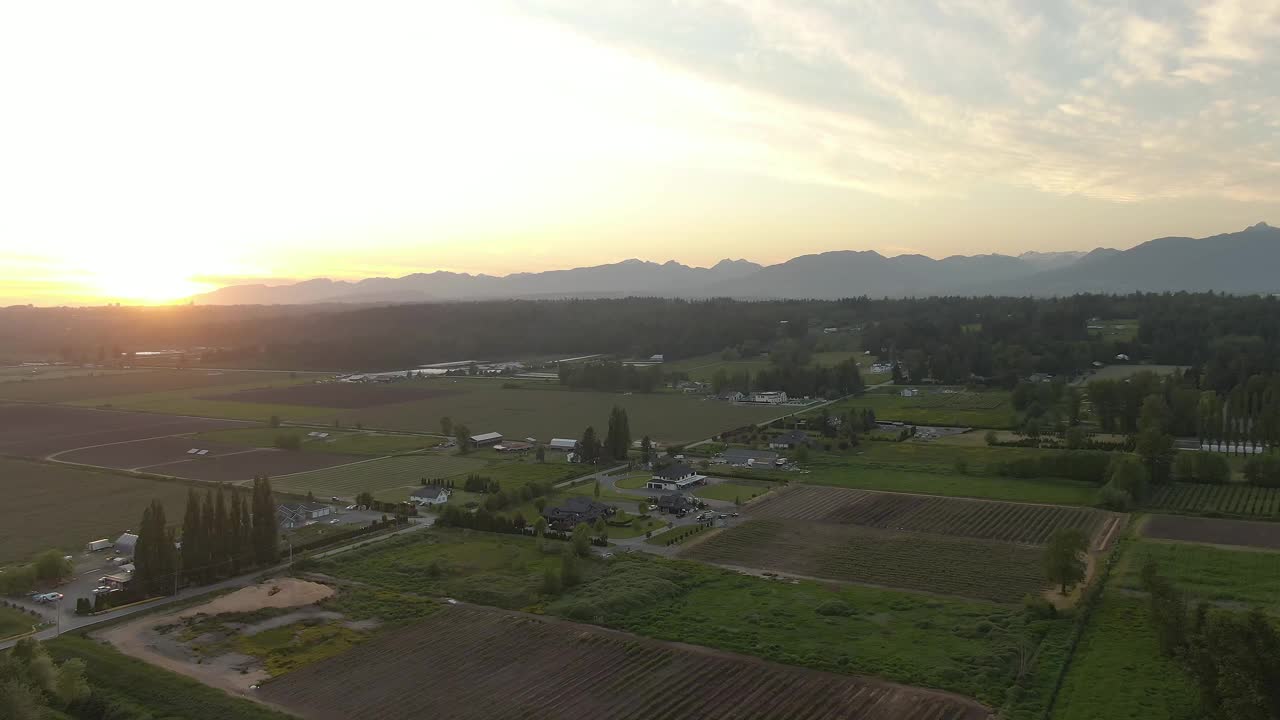 鸟瞰图农场在弗雷泽山谷视频素材