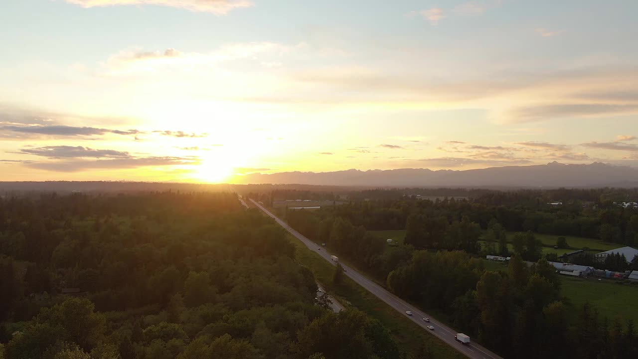 在弗雷泽山谷的跨加拿大高速公路1号的空中全景视频素材